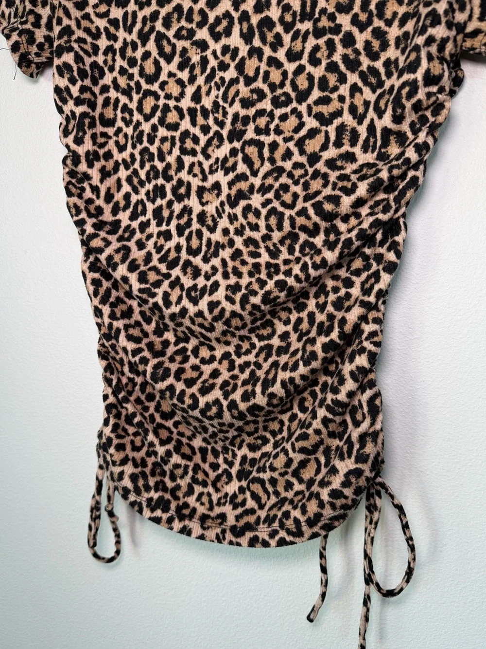 Vibe Sportswear Leopard Print Ribbed Cinched Short Sleeve Top Comfy Athleisure - Picture 3 of 4